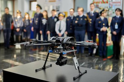 Зібрали 20 тонн макулатури: у Києві юні залізничники придбали дрон для ЗСУ Зібрали 20 тонн макулатури: у Києві юні залізничники придбали дрон для ЗСУ