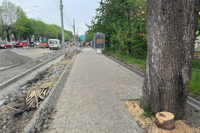 Ремонт тротуару на вулиці Головній від вулиці Ольги Гузар у Чернівцях Ремонт тротуару на вулиці Головній від вулиці Ольги Гузар у Чернівцях