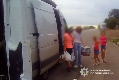 Мешкали неподалік берегової лінії: "Білі Янголи" евакуювали з Нікополя багатодітну родину з котом Мешкали неподалік берегової лінії: "Білі Янголи" евакуювали з Нікополя багатодітну родину з котом