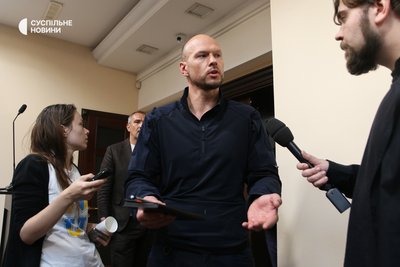 Екскерівник департаменту кібербезпеки СБУ генерал Ілля Вітюк (в центрі) у Вищому антикорупційному суді, Київ, 4 вересня 2025 року Екскерівник департаменту кібербезпеки СБУ генерал Ілля Вітюк (в центрі) у Вищому антикорупційному суді, Київ, 4 вересня 2025 року