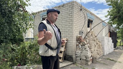 Ігор біля розбитого будинку Райгородок Донецька область 2 липня 2025 рік Ігор біля розбитого будинку Райгородок Донецька область 2 липня 2025 рік