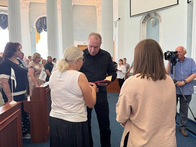 У Черкасах родинам полеглих захисників вручили посмертні нагороди У Черкасах родинам полеглих захисників вручили посмертні нагороди