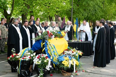 В Ужгороді попрощалися з полеглим захисником Едуардом Перебзяком В Ужгороді попрощалися з полеглим захисником Едуардом Перебзяком