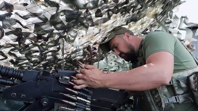 Прикордонник "Тихий" заряджає кулемет Прикордонник "Тихий" заряджає кулемет