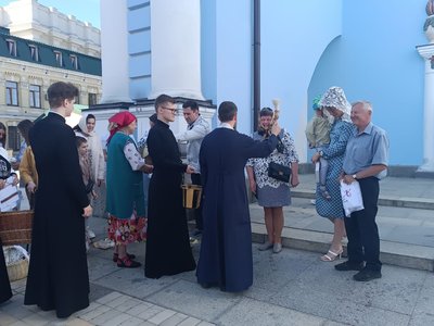 Святкування Великодня у Києві: у Михайлівському соборі освячують паски Святкування Великодня у Києві: у Михайлівському соборі освячують паски