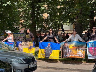 "Знайдемо та повернемо додому": у Черкасах відбулася акція на підтримку полонених і зниклих безвісти "Знайдемо та повернемо додому": у Черкасах відбулася акція на підтримку полонених і зниклих безвісти