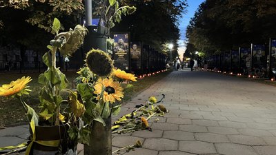 У Полтаві запалили сотні лампадок на честь полеглих воїнів У Полтаві запалили сотні лампадок на честь полеглих воїнів