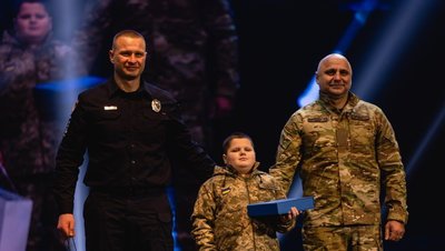 "Став для бійців справжнім талісманом". 9-річний Артем з Криворіжжя отримав відзнаку "Пульс Перемоги" "Став для бійців справжнім талісманом". 9-річний Артем з Криворіжжя отримав відзнаку "Пульс Перемоги"
