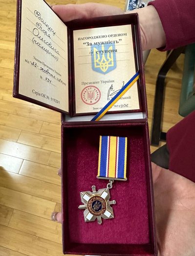 Військових з Дніпропетровщини посмертно відзначили орденами "За мужність" Військових з Дніпропетровщини посмертно відзначили орденами "За мужність"
