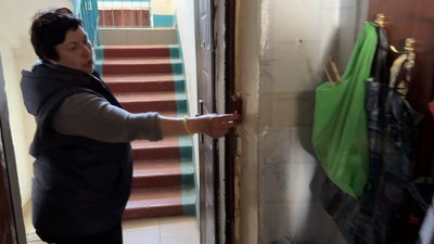 Показує наслідки обстрілу в хаті жінка Шахове Донецька область 29 квітня 2025 рік
