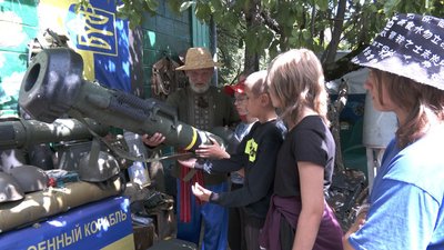 Вінничанин перетворив своє подвір’я на музей історії України Вінничанин перетворив своє подвір’я на музей історії України