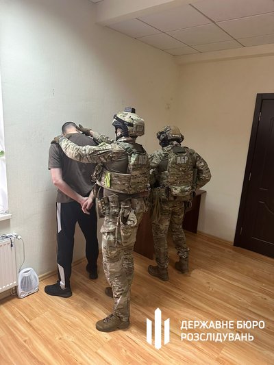 Видавав себе за працівника ДБР та вимагав 60 тис. доларів: в Одесі затримали експравоохоронця