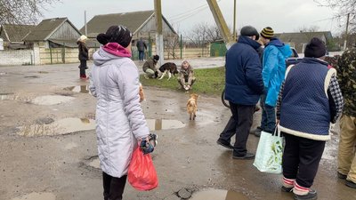 Волонтери у супроводі військових доставили гуманітарну допомогу до деокупованого села на Миколаївщині Волонтери у супроводі військових доставили гуманітарну допомогу до деокупованого села на Миколаївщині