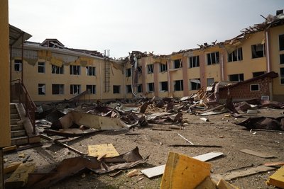 "Хата ходуном ходить і вікна тремтять": як виживають під обстрілами жителі Хотіні "Хата ходуном ходить і вікна тремтять": як виживають під обстрілами жителі Хотіні