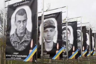 «Пройшло 1,5 року і нарешті встановили банер з портретом мого сина Сергія Вознюка», — жителька Житомирщини