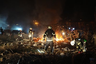 Рятувальники на місці влучання "Шахеда" в Шевченківському районі Харкова, 23 листопада 2025 року Рятувальники на місці влучання "Шахеда" в Шевченківському районі Харкова, 23 листопада 2025 року