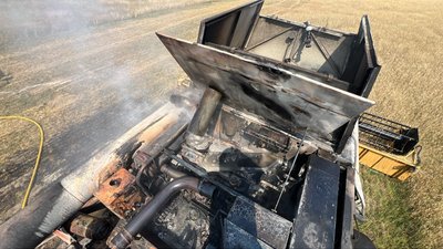 Під час жнив загорівся комбайн у полі на Рівненщині Під час жнив загорівся комбайн у полі на Рівненщині