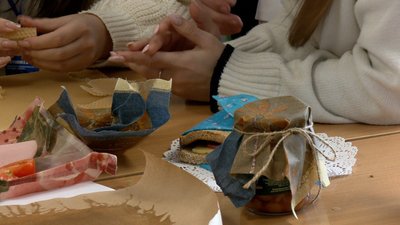 Боротьба із забруденням довкілля: вінницькі школярі виготовляються вощанки Боротьба із забруденням довкілля: вінницькі школярі виготовляються вощанки
