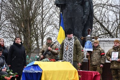 На Кіровоградщині попрощалися з полеглим військовим Сергієм Геращенком На Кіровоградщині попрощалися з полеглим військовим Сергієм Геращенком