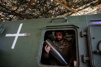 артилерист 30 бригади перевіряє боєкомплект до САУ Акація в Донецькій області 10 жовтня 2024 року артилерист 30 бригади перевіряє боєкомплект до САУ Акація в Донецькій області 10 жовтня 2024 року