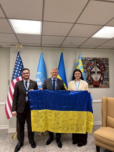 Ян Ерл-Ружицький та Віталіна Шевченко із постійним представником України при ООН Андрієм Мельником, жовтень 2025 року, США Ян Ерл-Ружицький та Віталіна Шевченко із постійним представником України при ООН Андрієм Мельником, жовтень 2025 року, США