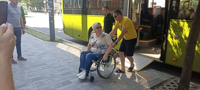 У Житомирі перевіряли рівень безбар'єрності громадського транспорту й амбулаторій для людей на кріслах колісних У Житомирі перевіряли рівень безбар'єрності громадського транспорту й амбулаторій для людей на кріслах колісних