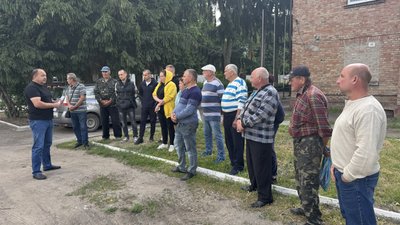 "Бджоли б’ються в конвульсіях": у двох селах Кіровоградщини загинули 32 мільйони бджіл "Бджоли б’ються в конвульсіях": у двох селах Кіровоградщини загинули 32 мільйони бджіл