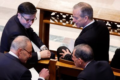 Спікер Палати представників Майк Джонсон (зверху ліворуч), лідер республіканської більшості в Сенаті Джон Тун (зверху праворуч) та лідер демократичної меншості в Сенаті Чарльз Шумер (знизу ліворуч) у Вашингтоні, 9 січня 2025 року Спікер Палати представників Майк Джонсон (зверху ліворуч), лідер республіканської більшості в Сенаті Джон Тун (зверху праворуч) та лідер демократичної меншості в Сенаті Чарльз Шумер (знизу ліворуч) у Вашингтоні, 9 січня 2025 року