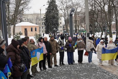 "Ланцюг Єдності": переселенці із Луганщини провели акцію до Дня Соборності України "Ланцюг Єдності": переселенці із Луганщини провели акцію до Дня Соборності України