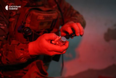 Боєць першого батальйону 40 ОБрБО готує боєприпас до "Кажана" на бойовій позиції на Херсонщині Боєць першого батальйону 40 ОБрБО готує боєприпас до "Кажана" на бойовій позиції на Херсонщині