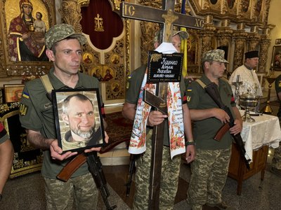 У Полтаві прощаються із воїнами, які полягли на Донеччині та на полігоні поблизу Полтави У Полтаві прощаються із воїнами, які полягли на Донеччині та на полігоні поблизу Полтави