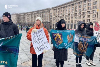 "1000 днів полону": у Києві рідні морських піхотинців зібралися на акцію "1000 днів полону": у Києві рідні морських піхотинців зібралися на акцію
