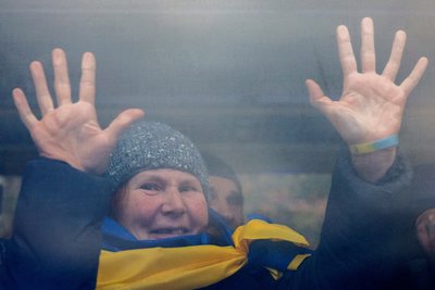 Українські громадяни з Олешків перетнули кордон з Україною — Зеленський Українські громадяни з Олешків перетнули кордон з Україною — Зеленський