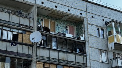 Люди життя евакуація пошкоджений російськими обстрілами будинок прифронтове місто Курахове Донецька область Люди життя евакуація пошкоджений російськими обстрілами будинок прифронтове місто Курахове Донецька область