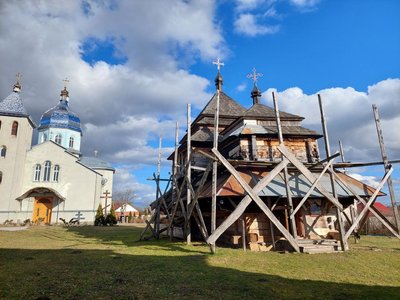 Дерев'яна церква в селі Кліцько поряд з новим храмом Дерев'яна церква в селі Кліцько поряд з новим храмом