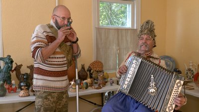 Одночасно грає на гармоні, бубнах, свищику і відіграв майже 150 весіль: як Чернігівщині живе "людина-оркестр" Одночасно грає на гармоні, бубнах, свищику і відіграв майже 150 весіль: як Чернігівщині живе "людина-оркестр"