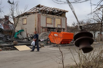Бригада комунальників працює на місці обстрілу приватного сектору у Дніпровському районі Херсона