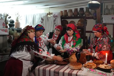 "Щоб до рідного порогу сходилися рідні": як за традицією готували стіл на Святвечір у одному з сіл Черкащини "Щоб до рідного порогу сходилися рідні": як за традицією готували стіл на Святвечір у одному з сіл Черкащини
