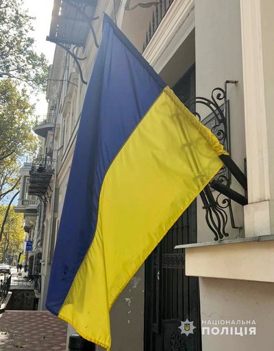 В Одесі хлопець порвав державний прапор В Одесі хлопець порвав державний прапор