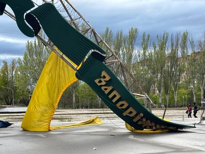 Негода в Запоріжжі: сильний вітер вирує містом Негода в Запоріжжі: сильний вітер вирує містом