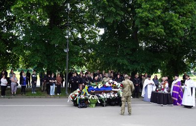 В Ужгороді попрощалися із загиблим захисником Денисом Дзюіним В Ужгороді попрощалися із загиблим захисником Денисом Дзюіним