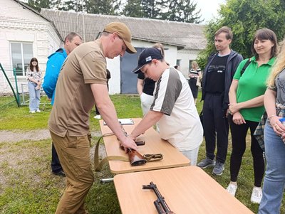 "Щоб захистити себе і своїх близьких": на Уманщині відкрили перший підрозділ центру підготовки громадян до нацспротиву "Щоб захистити себе і своїх близьких": на Уманщині відкрили перший підрозділ центру підготовки громадян до нацспротиву
