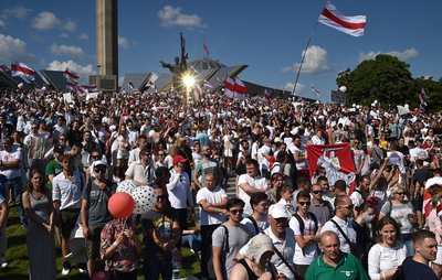Мітинг в центрі Мінська, 16 серпня 2020 року. Десятки тисяч прихильників білоруської опозиції вийшли на марш, протестуючі проти нечесних виборів і переобрання вкотре президентом Лукашенка Мітинг в центрі Мінська, 16 серпня 2020 року. Десятки тисяч прихильників білоруської опозиції вийшли на марш, протестуючі проти нечесних виборів і переобрання вкотре президентом Лукашенка