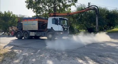 "50 метрів не можна було проїхати": у селищі на Волині люди самотужки латають дорогу "50 метрів не можна було проїхати": у селищі на Волині люди самотужки латають дорогу