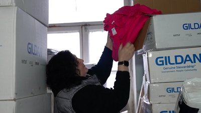 У Кропивницькому роздають новий одяг переселенцям з Херсонщини: де та як отримати У Кропивницькому роздають новий одяг переселенцям з Херсонщини: де та як отримати