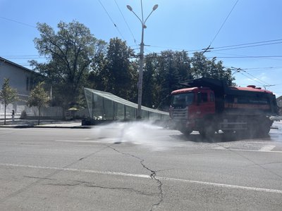 У Полтаві під час спеки щодня поливають вулиці водою