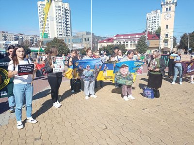 "Моя дитина покалічена в полоні": у Хмельницькому відбулась акція "Поверніть героїв додому" "Моя дитина покалічена в полоні": у Хмельницькому відбулась акція "Поверніть героїв додому"