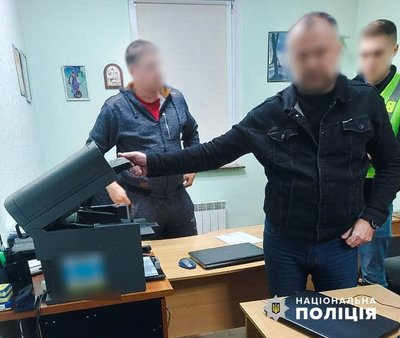 Обіцяв "домовитись" із суддями: у Києві затримали адвоката, який привласнив гроші клієнта Обіцяв "домовитись" із суддями: у Києві затримали адвоката, який привласнив гроші клієнта