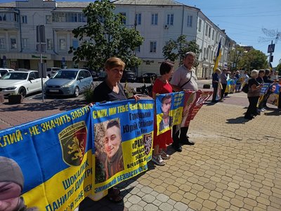 Акція на підтримку полонених та зниклих безвісти відбувається у Хмельницькому Акція на підтримку полонених та зниклих безвісти відбувається у Хмельницькому