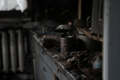 У Сумах дітей рятували через вікно після удару російського БпЛА. Репортаж У Сумах дітей рятували через вікно після удару російського БпЛА. Репортаж